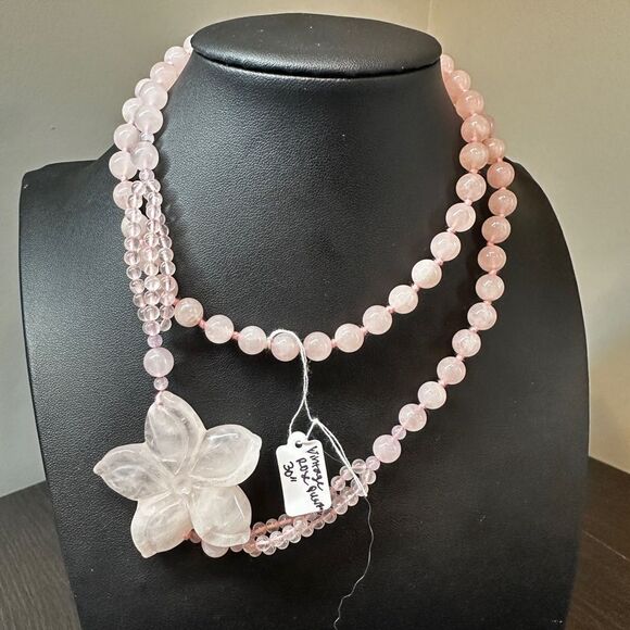 Solid rose quartz beaded and carved flower pendant necklace! - Picture 8 of 11